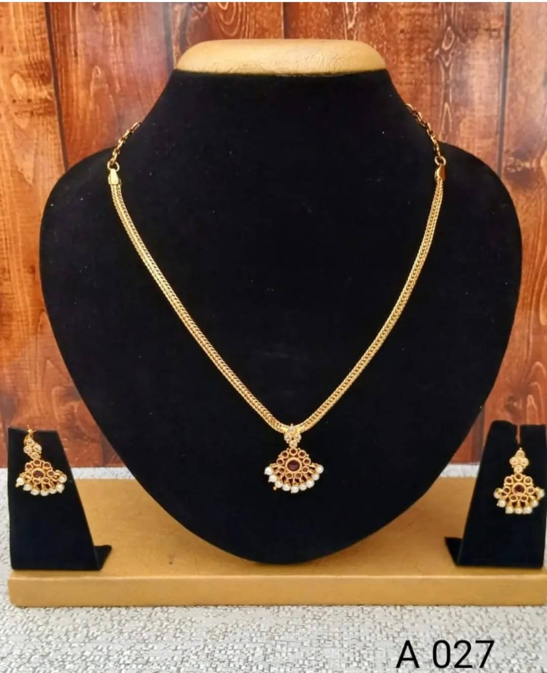     			Gold Covering and Fancy Jewellery Maroon Copper Necklace Set ( Pack of 1 )