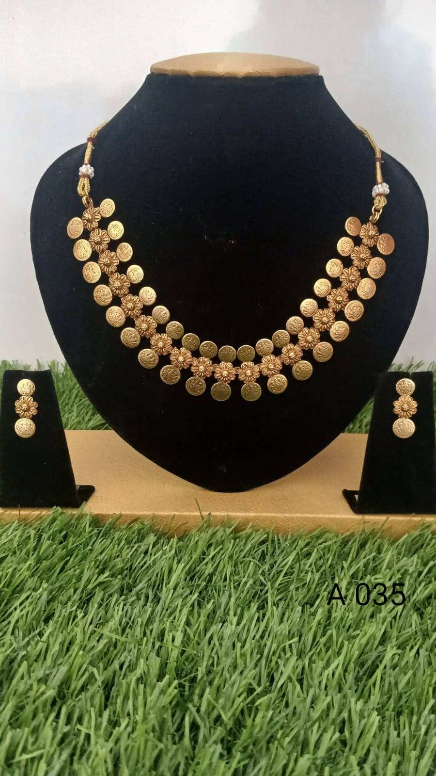     			Gold Covering and Fancy Jewellery Golden Copper Necklace Set ( Pack of 1 )