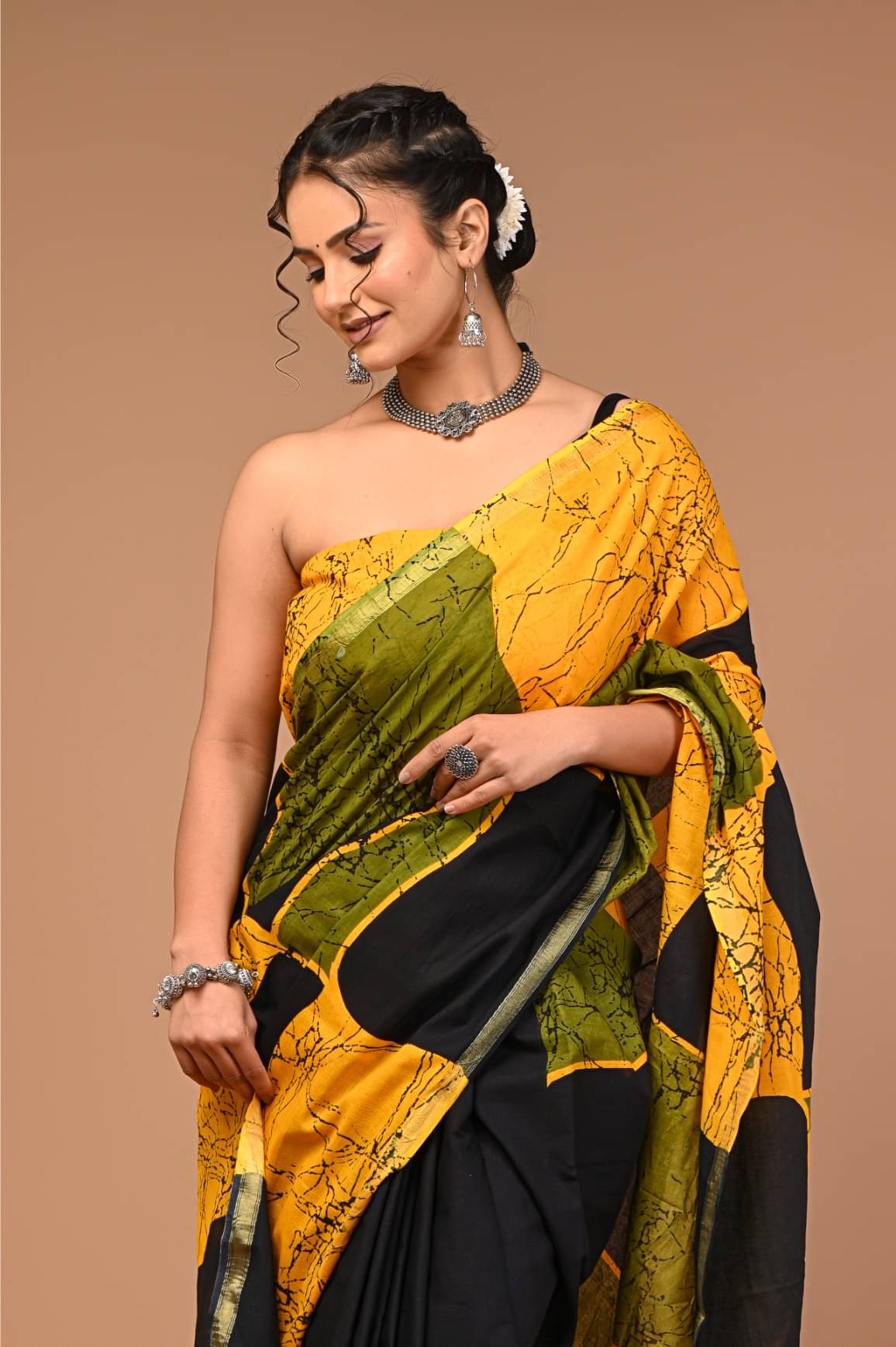 Lovwear Cotton Printed Regular Saree With Unstitched Blouse Piece ( Yellow,Black )     			Lovwear Cotton Printed Regular Saree With Unstitched Blouse Piece ( Yellow,Black )