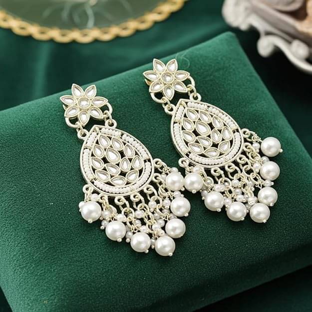     			TESSARA White Jhumki Earrings ( Pack of 1 )