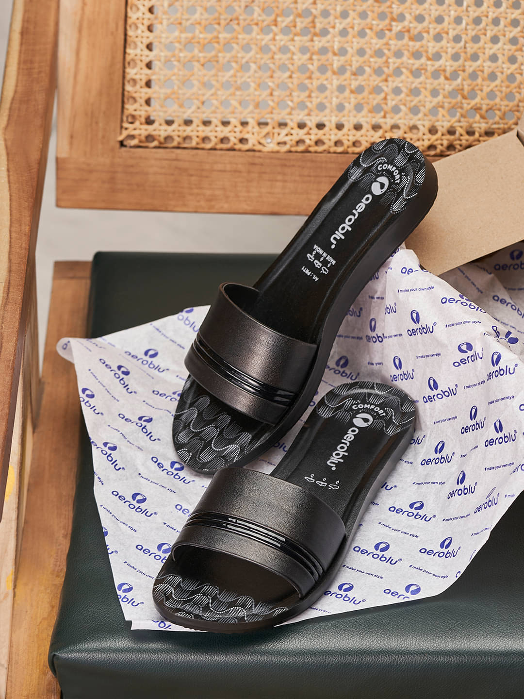     			Aeroblu Black Women's Slipper