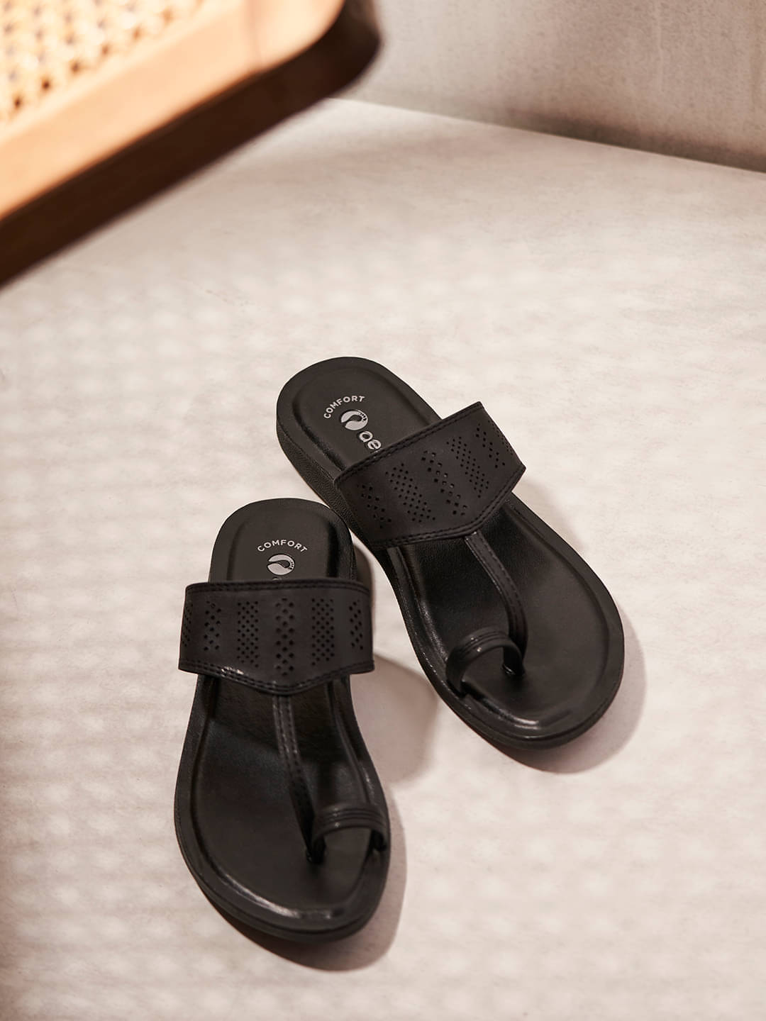     			Aeroblu Black Women's Slipper