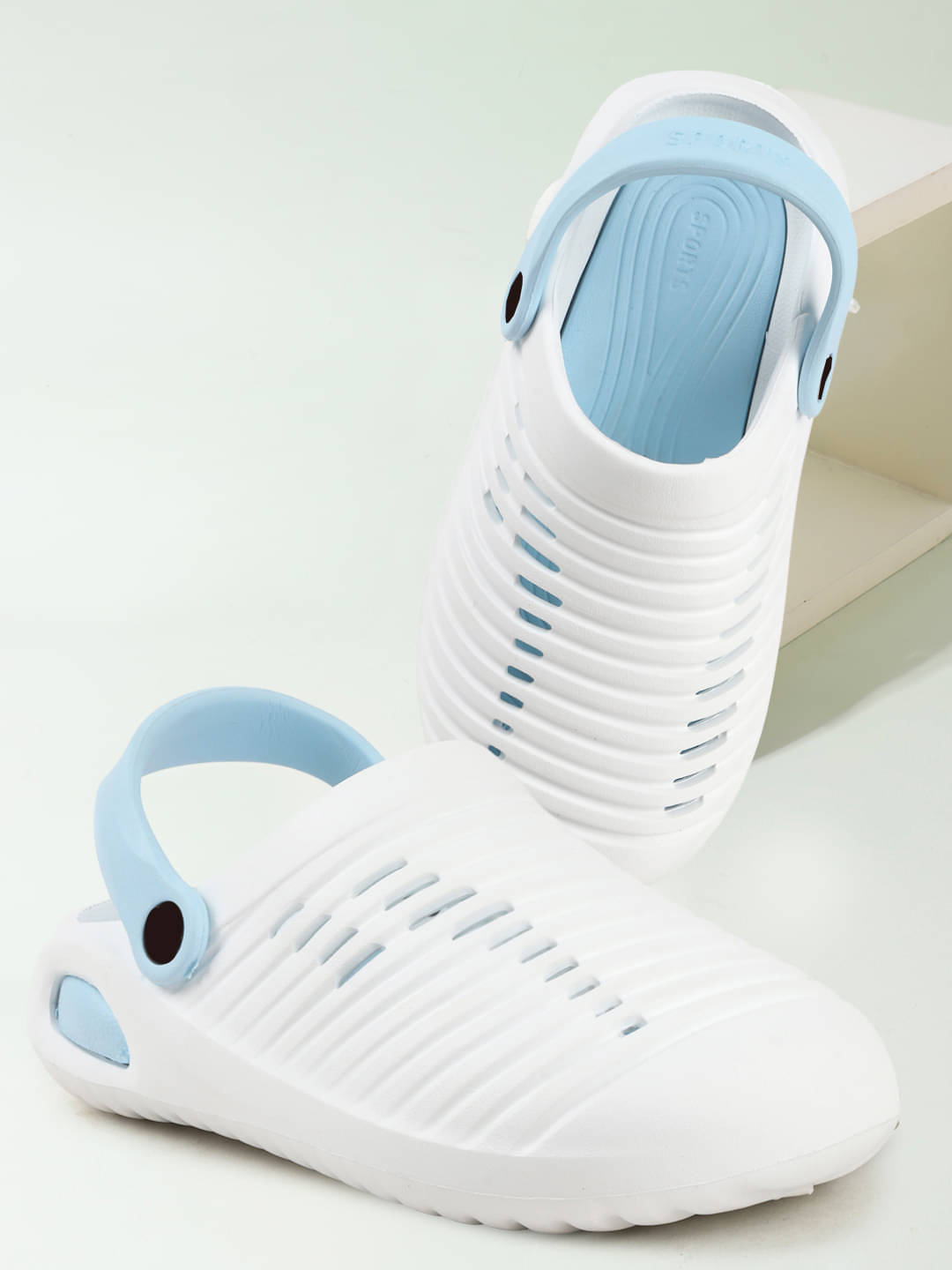     			Qrite - White Men's Clogs