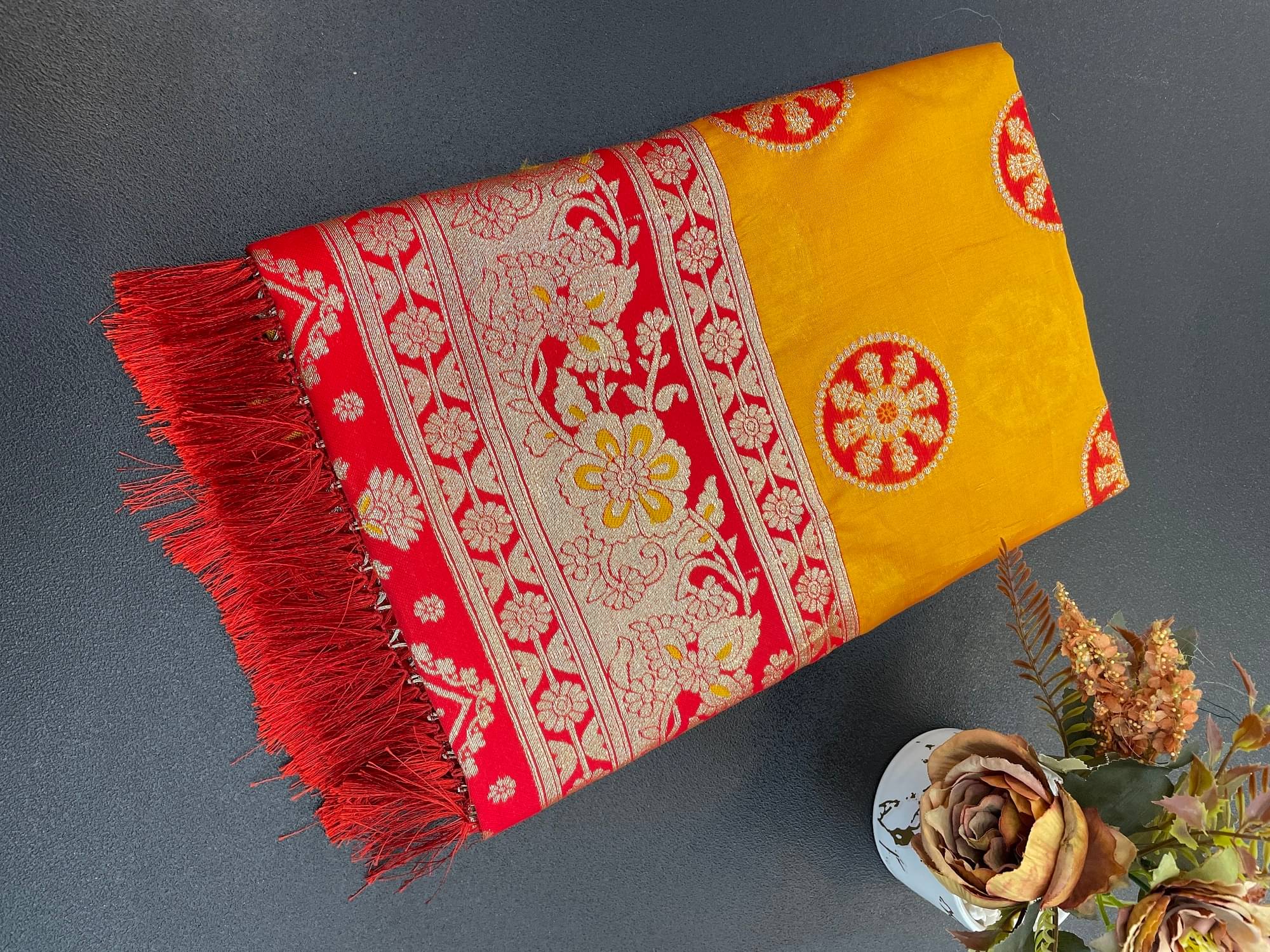     			Aika Art Silk Printed Regular Saree With Unstitched Blouse Piece ( Yellow )