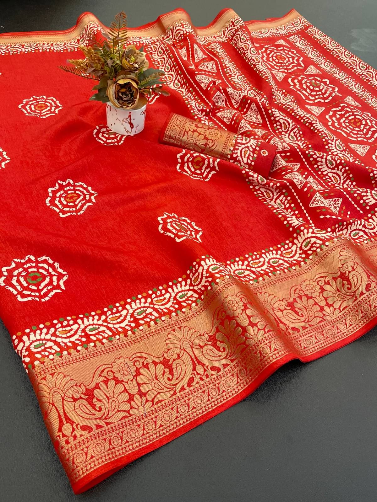     			Apnisha Art Silk Printed Regular Saree With Unstitched Blouse Piece ( Red )
