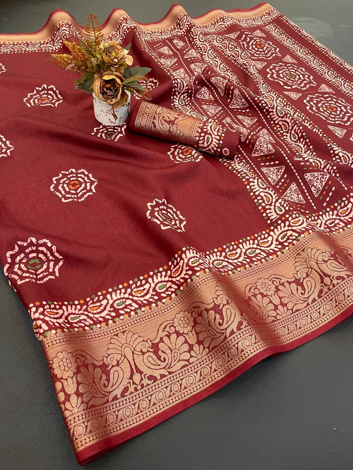 Apnisha Art Silk Printed Regular Saree With Unstitched Blouse Piece ( Maroon ) Apnisha Art Silk Printed Regular Saree With Unstitched Blouse Piece ( Maroon )