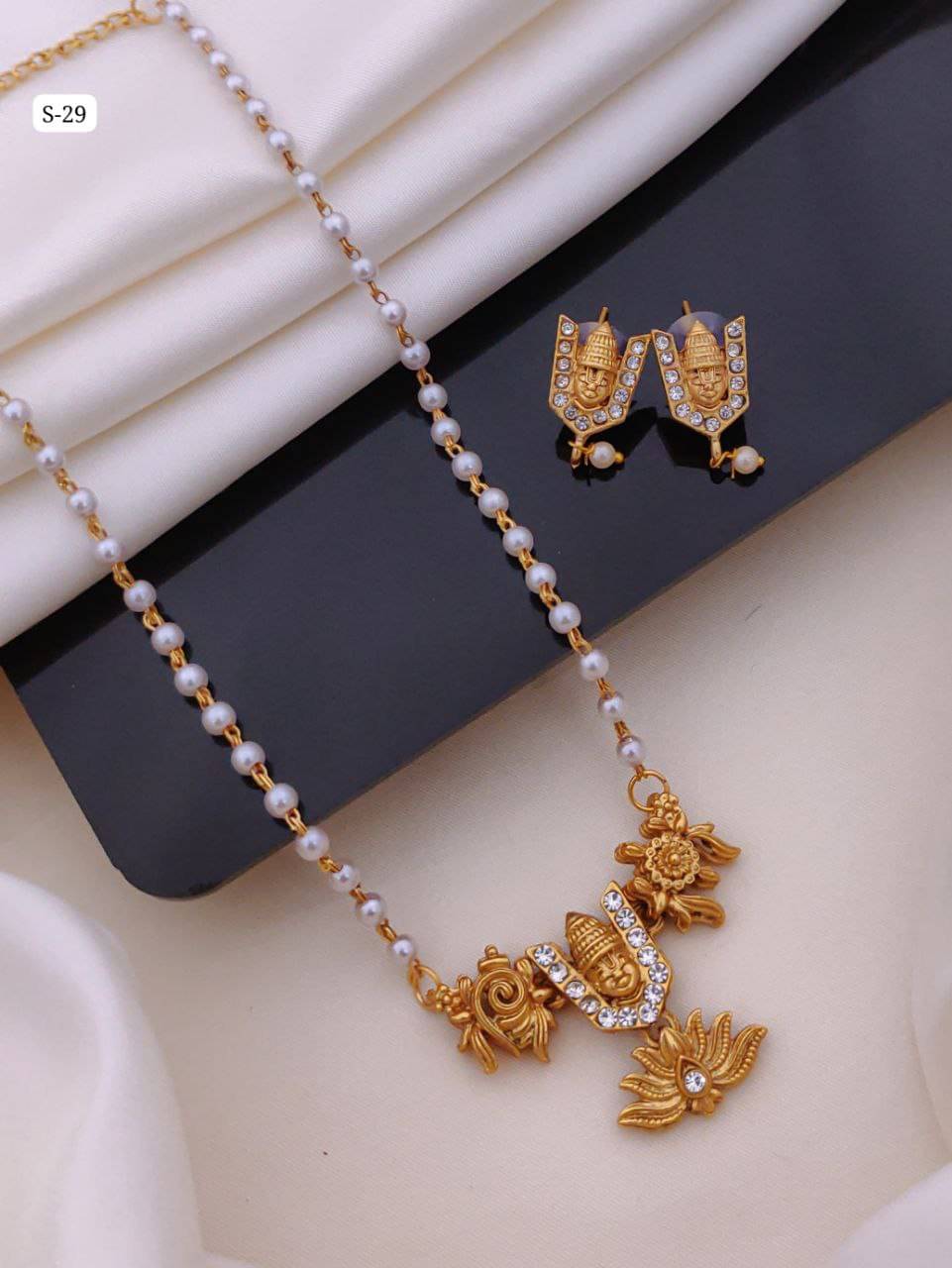     			GlowNest Yellow Alloy Necklace Set ( Pack of 1 )