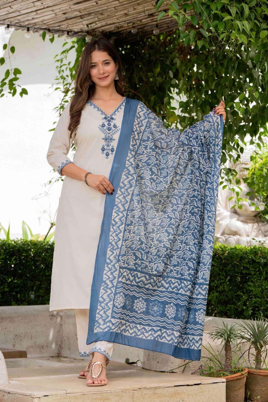 MAUKA Women Cotton Solid Straight Kurti With Palazzo ( Cream )