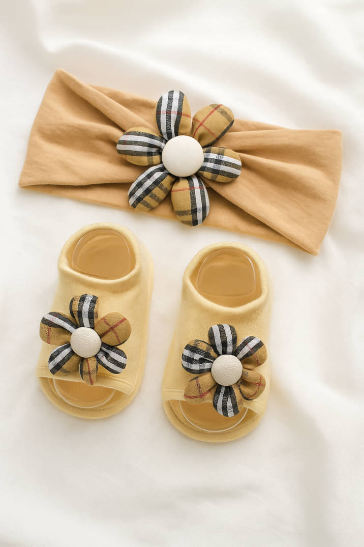     			Medbuddy - MultiColor Booties For Baby Girl 0-3 Months ( Pack of 1 )