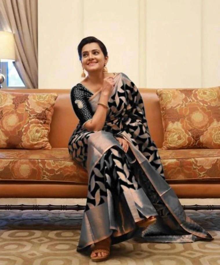     			Spetila Silk Blend Woven Design Kanjeevaram Sarees With Unstitched Blouse Piece ( Black )