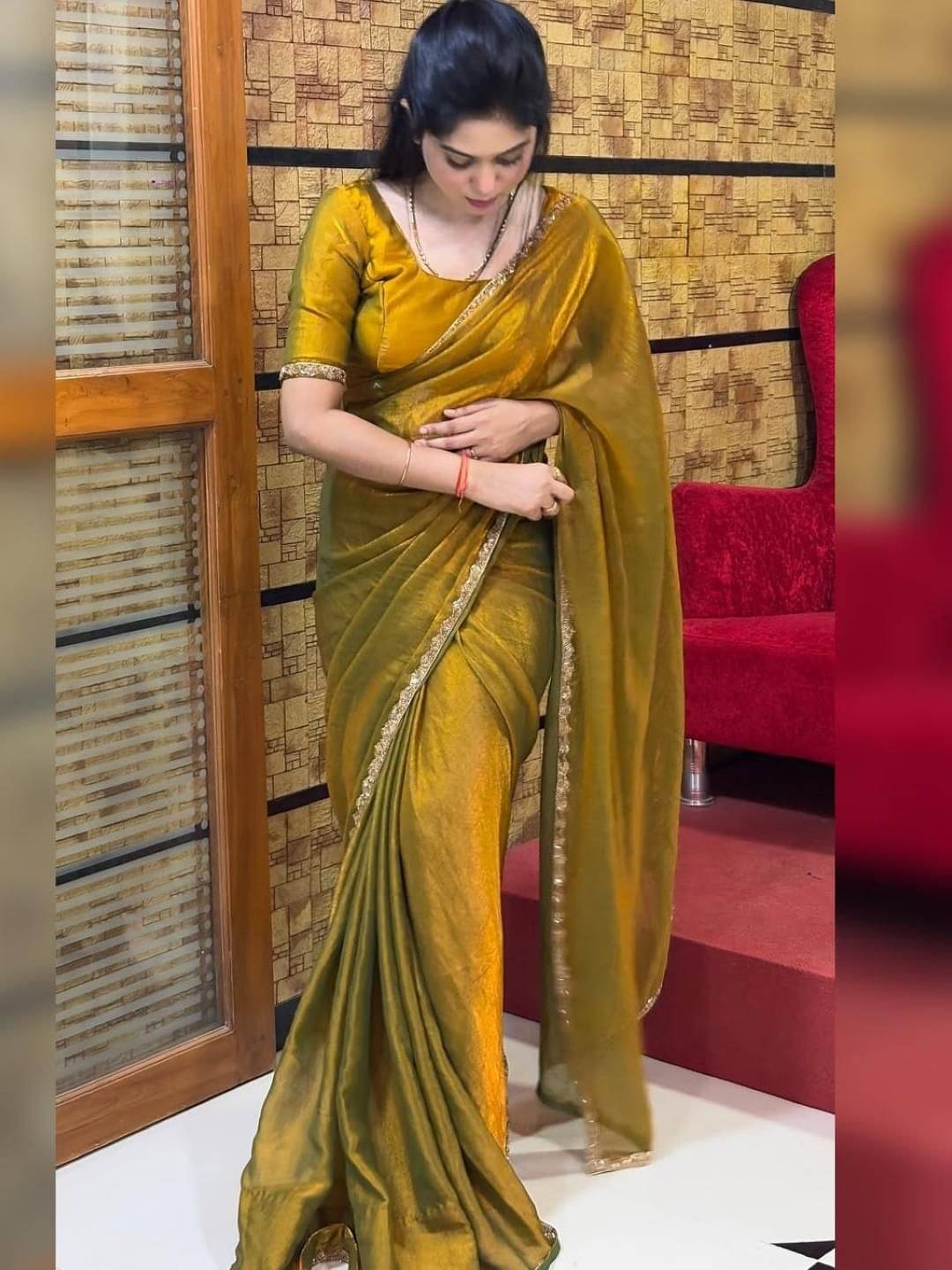     			BEETLORY Art Silk Embellished Banarasi saree With Unstitched Blouse Piece ( Gold )