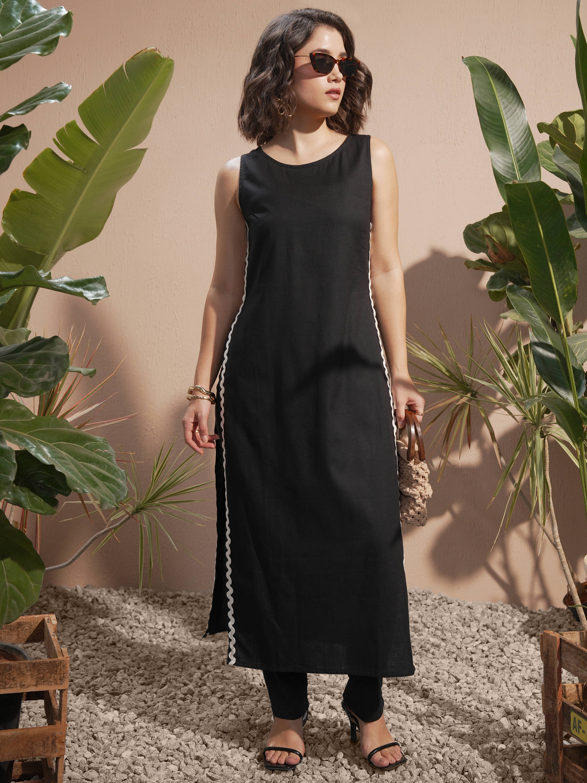     			Vishudh Women Viscose Solid Straight Kurti With Pants ( Black )