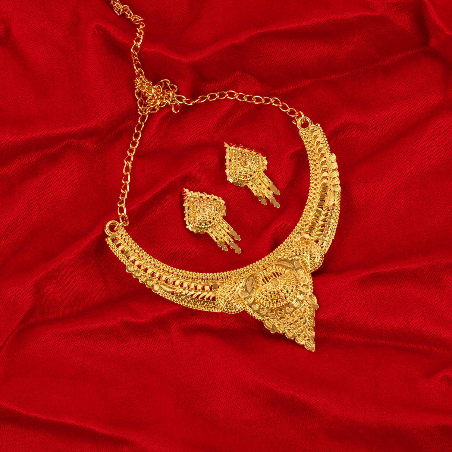     			YASH SALES Gold Brass Necklace Set ( Pack of 1 )