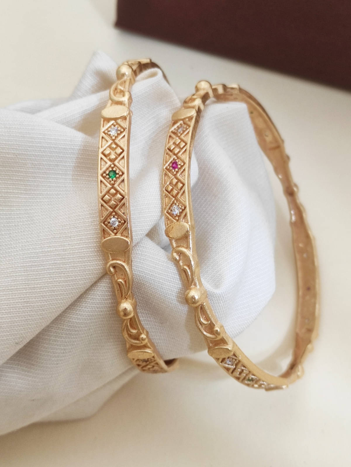     			KeonCrown Gold Bangle Set ( Pack of 2 )