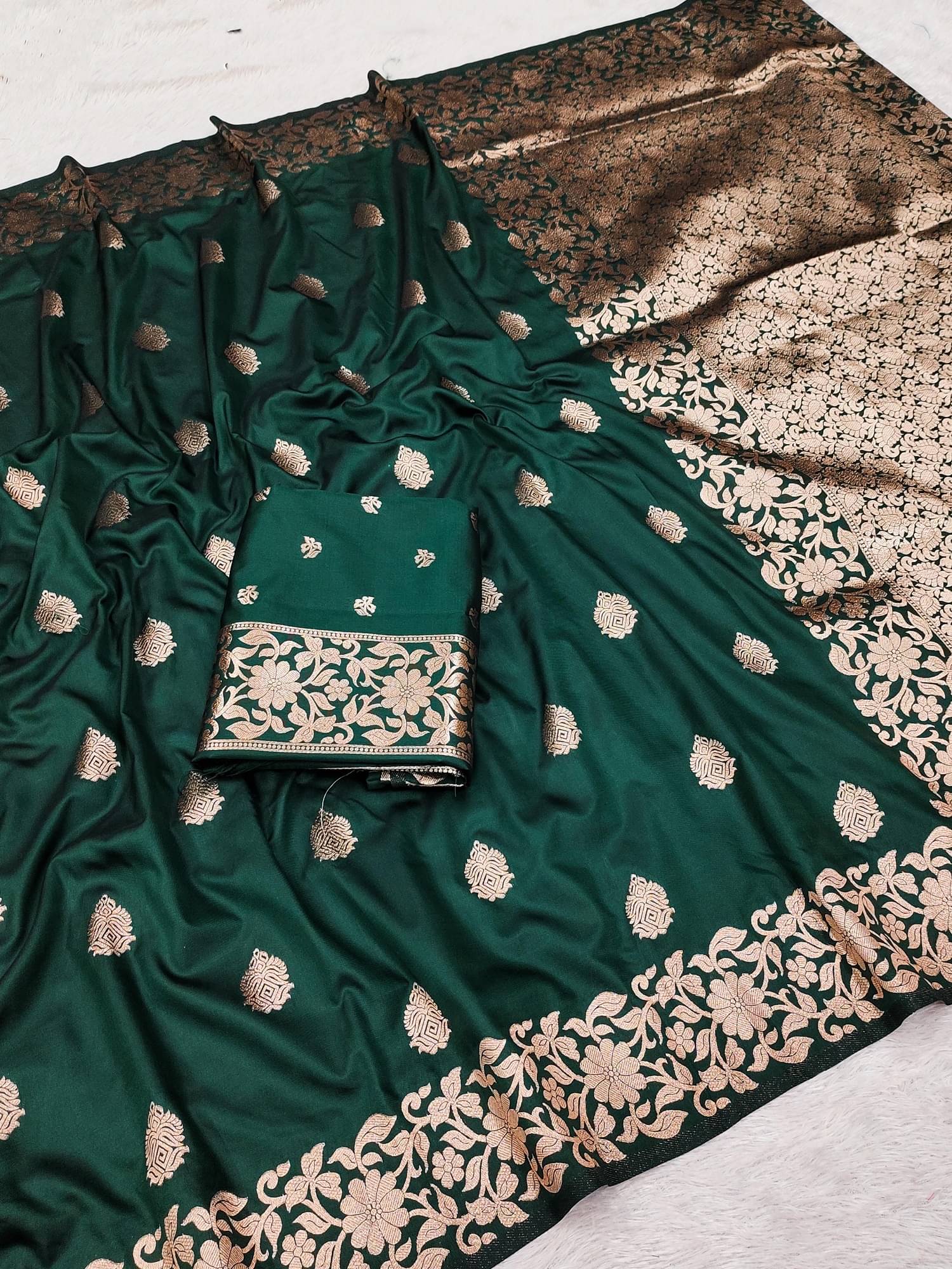     			Lady Shopi Art Silk Printed Regular Saree With Unstitched Blouse Piece ( Green )