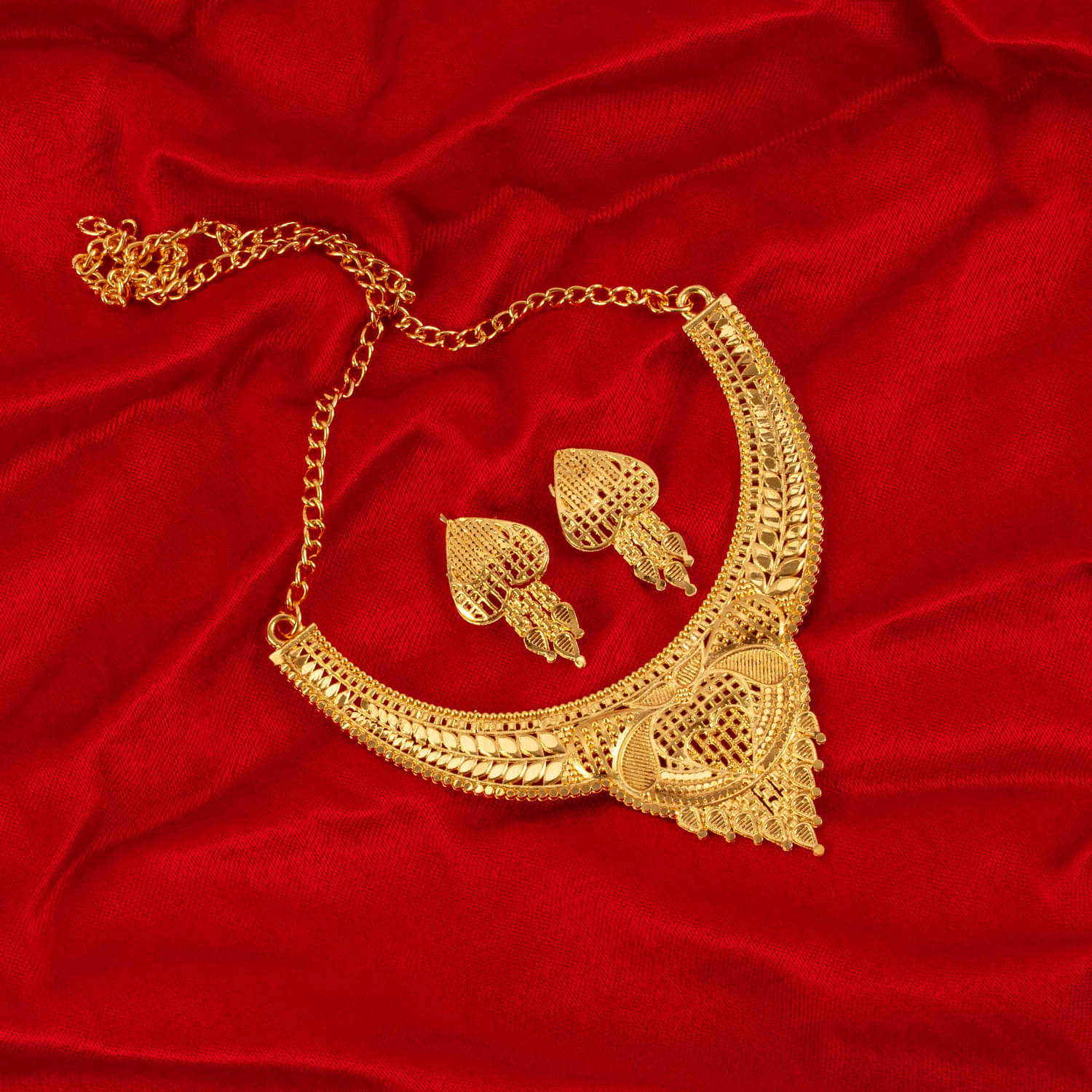     			YASH SALES Gold Brass Necklace Set ( Pack of 1 )