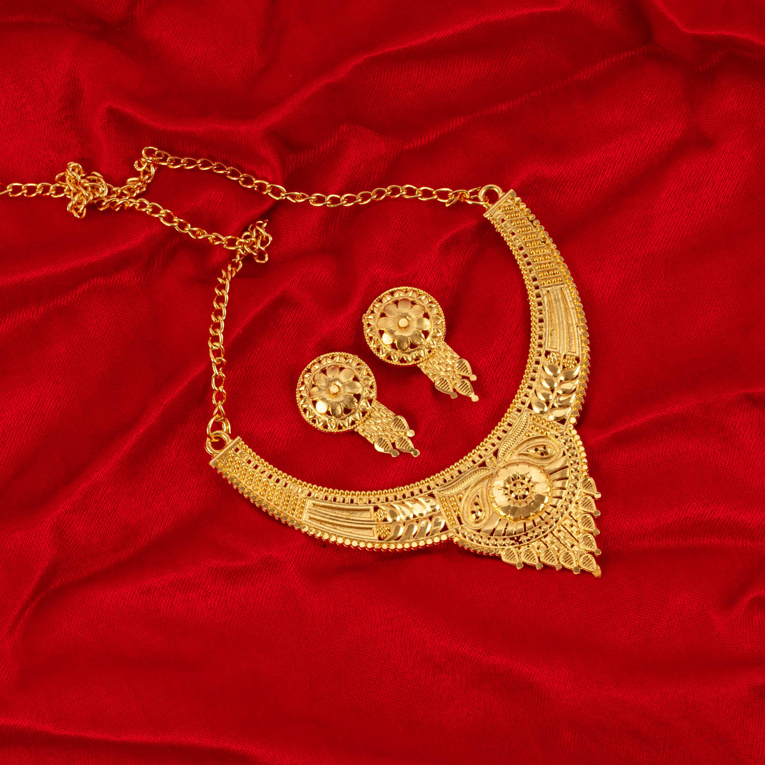     			YASH SALES Gold Brass Necklace Set ( Pack of 1 )