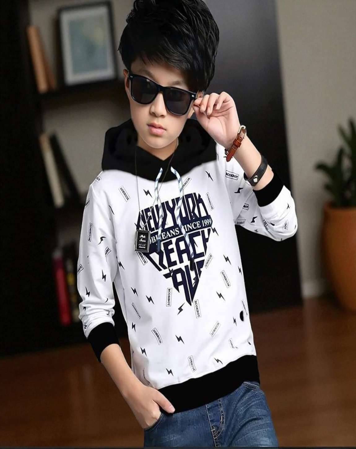     			CUTEVIBE Pack of 1 Boys Cotton Blend Sweatshirt ( White & Black )