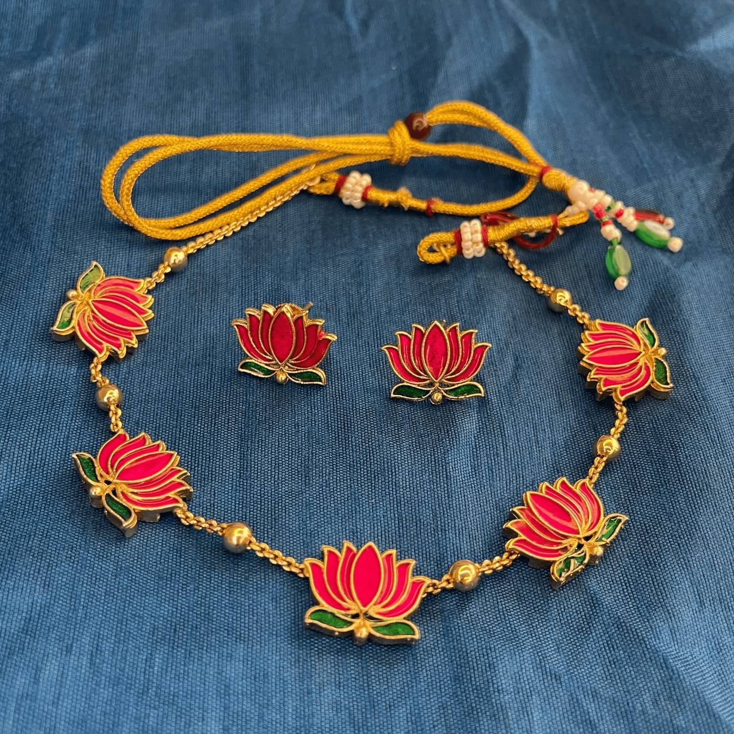     			Gigev Multi Color Brass Necklace Set ( Pack of 1 )