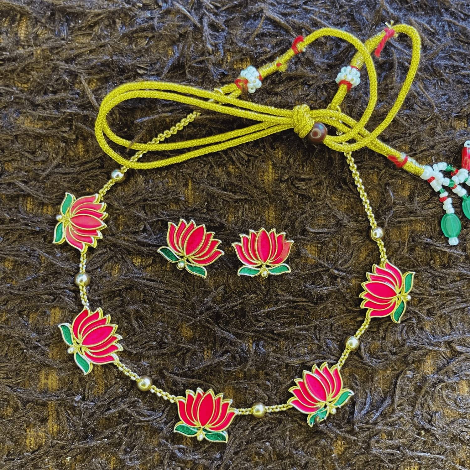     			Gigev Multi Color Brass Necklace Set ( Pack of 1 )