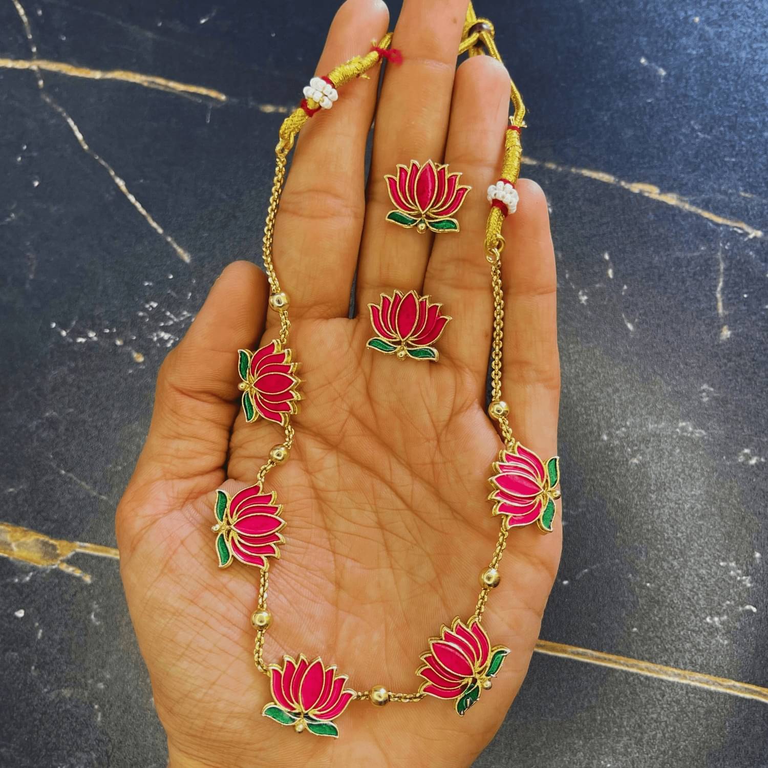     			Gigev Multi Color Brass Necklace Set ( Pack of 1 )