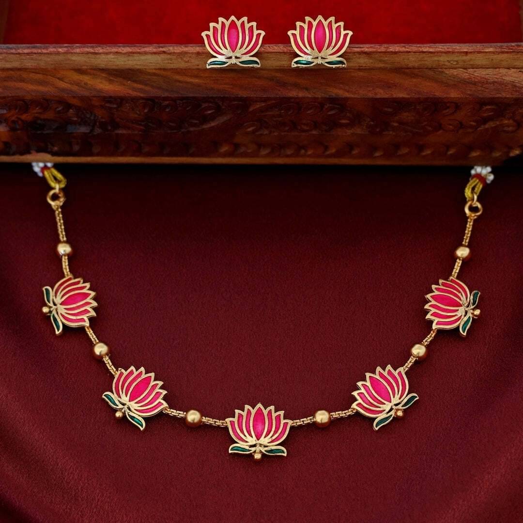     			Gigev Multi Color Brass Necklace Set ( Pack of 1 )