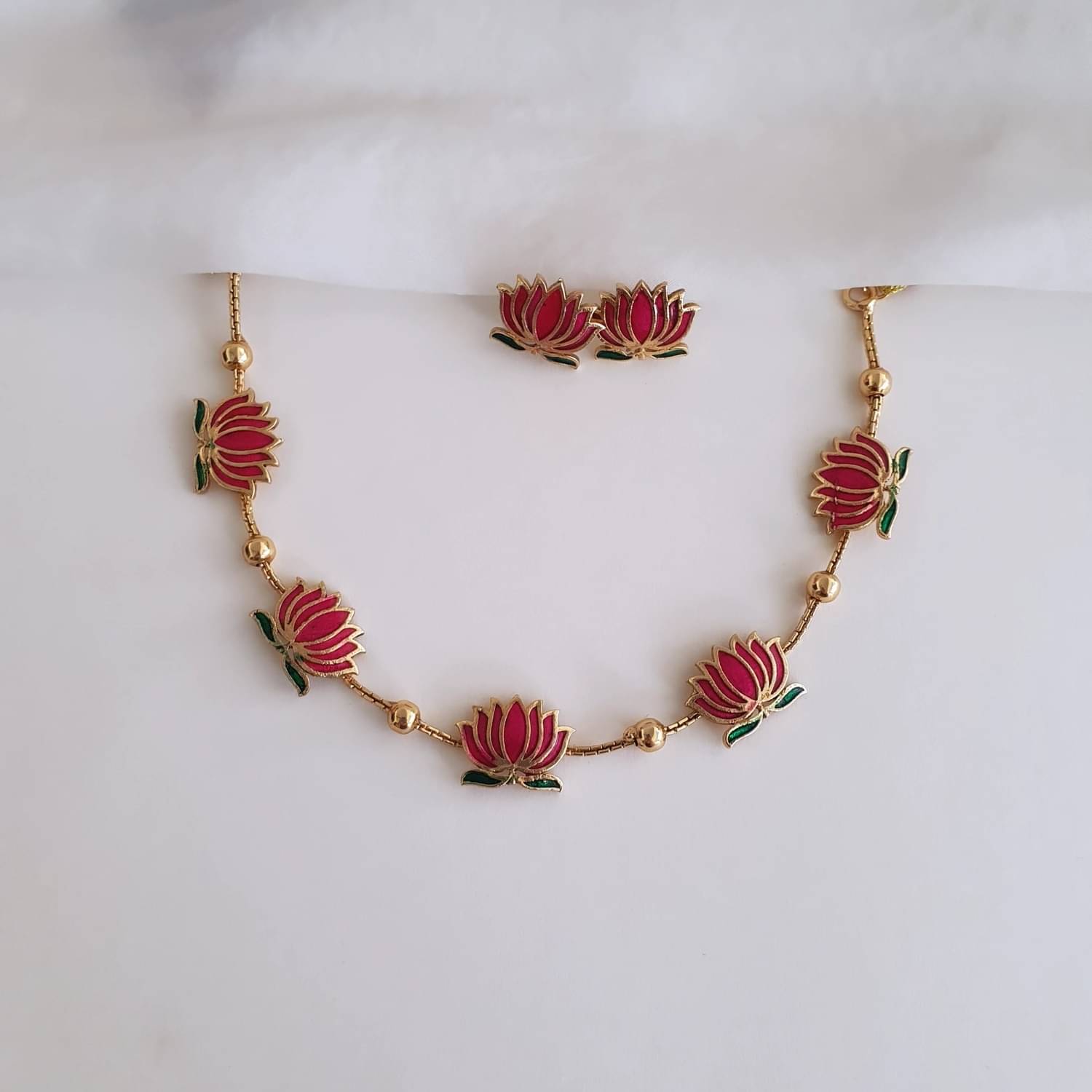     			Gigev Multi Color Brass Necklace Set ( Pack of 1 )