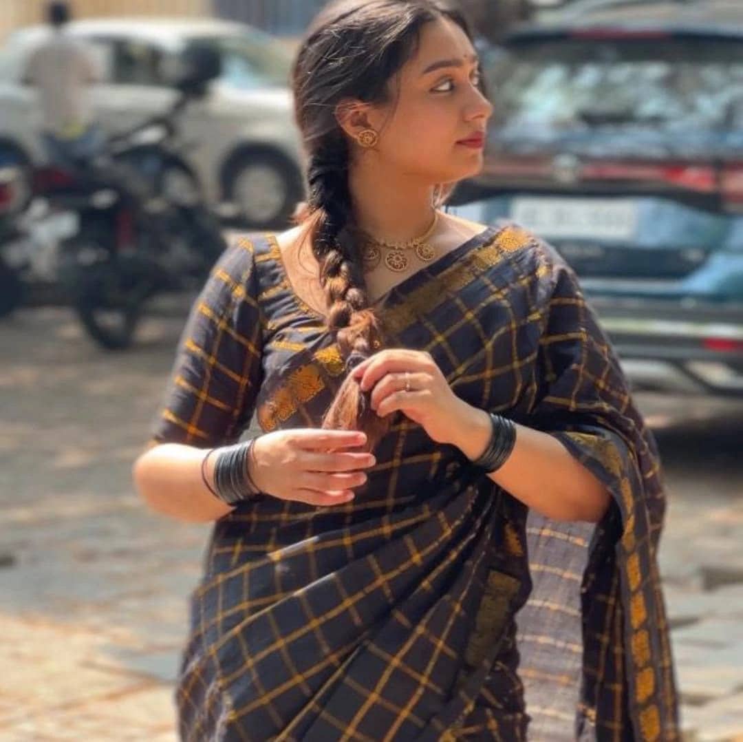 fab woven Art Silk Checked Banarasi saree With Unstitched Blouse Piece ( Black ) - Sarees | Buy online on ZillyBuy