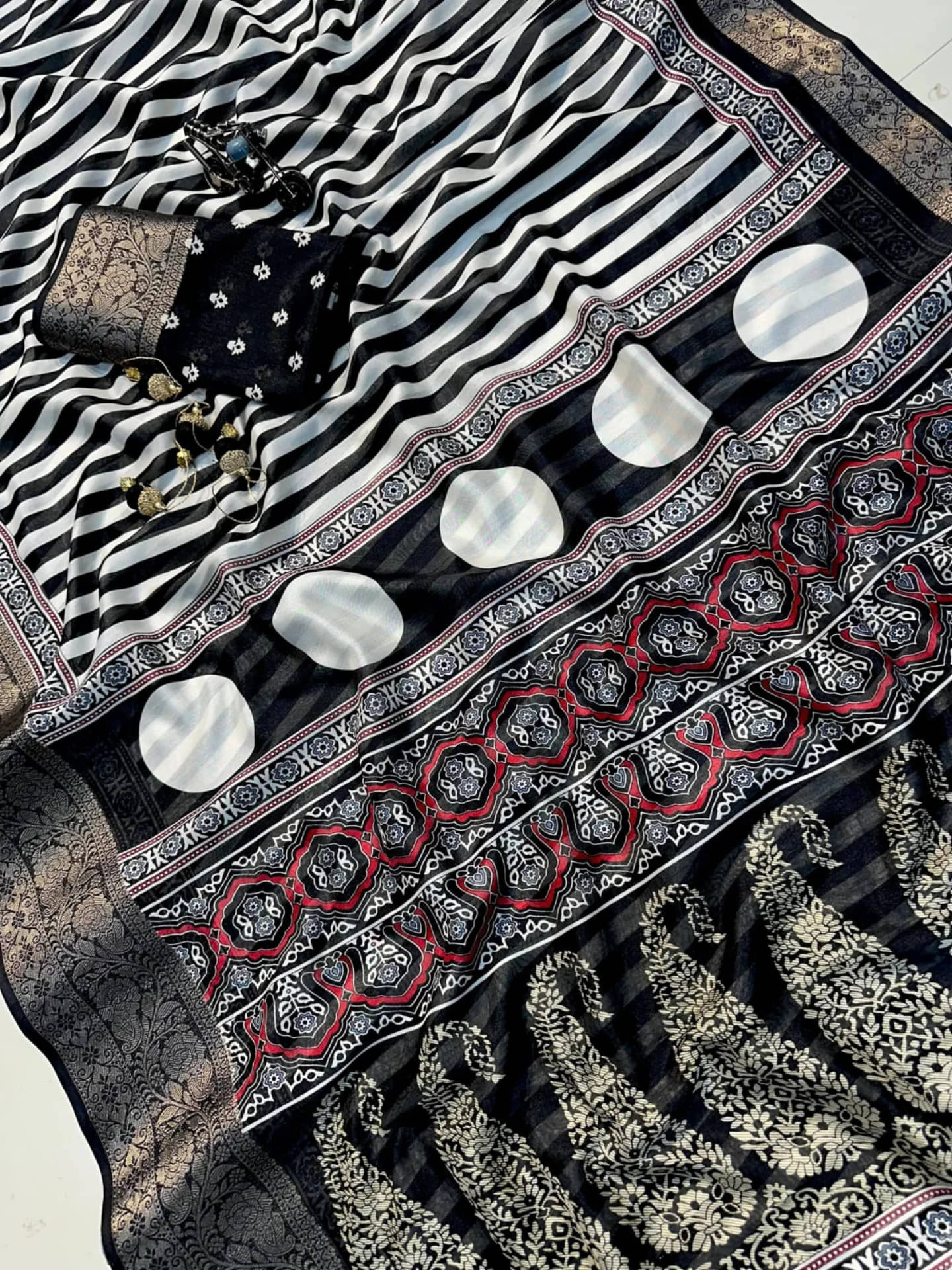 KV Fashion Silk Printed Regular Saree With Unstitched Blouse Piece ( Black ) KV Fashion Silk Printed Regular Saree With Unstitched Blouse Piece ( Black )