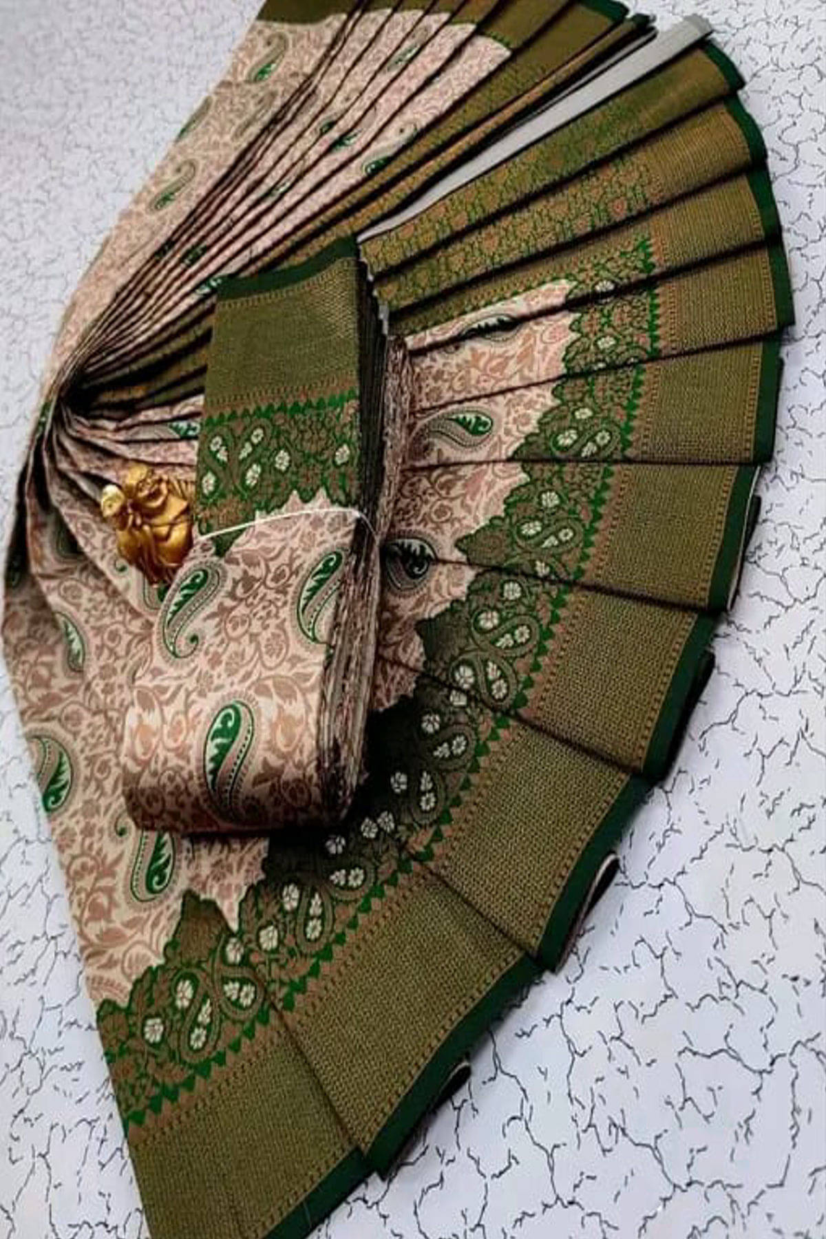 LUXEWOVEN Art Silk Woven Design Banarasi saree With Unstitched Blouse Piece ( Cream ) LUXEWOVEN Art Silk Woven Design Banarasi saree With Unstitched Blouse Piece ( Cream )