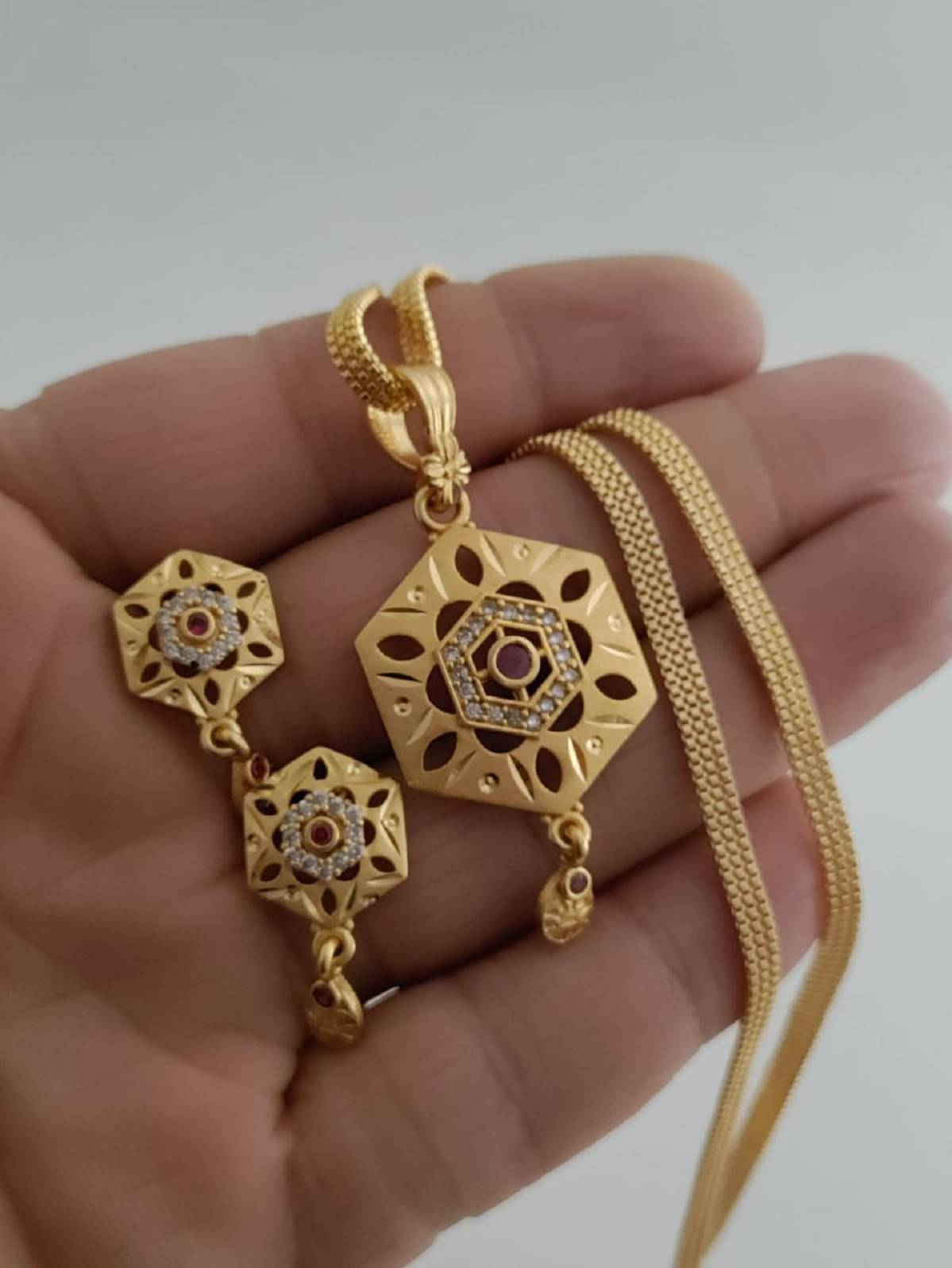     			RUPACHO SHOPPERS Gold Pendant set ( Pack of 1 )