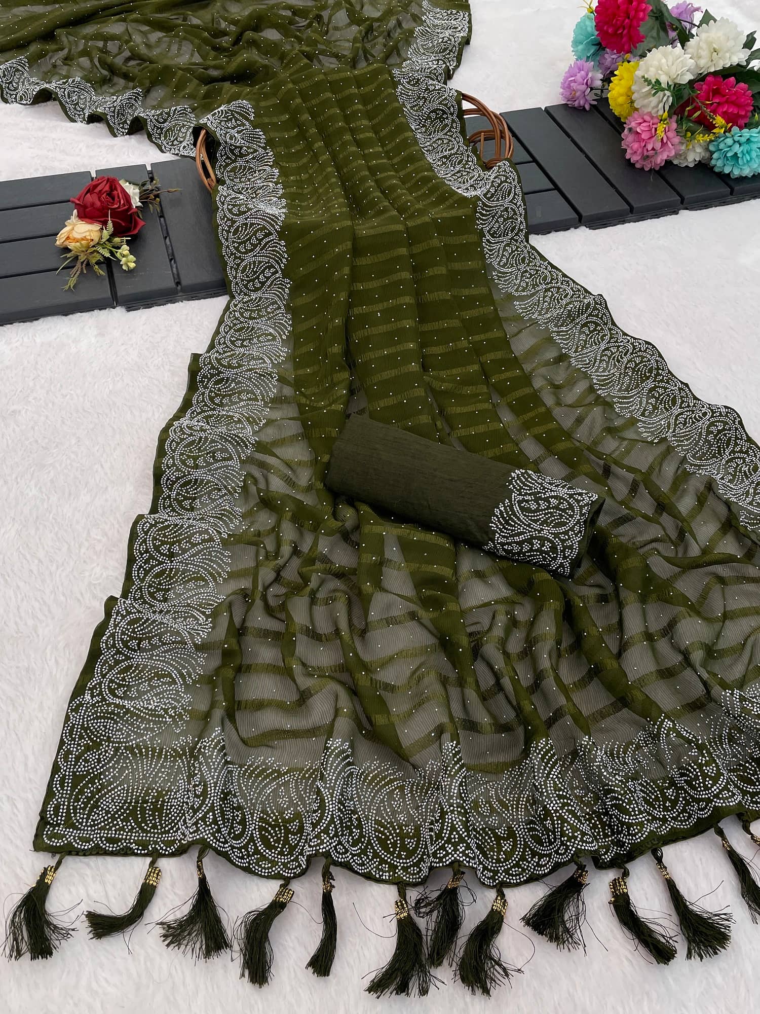 VEERAIVA Chiffon Dyed Regular Saree With Unstitched Blouse Piece ( Mint Green ) - Sarees | Buy online on ZillyBuy