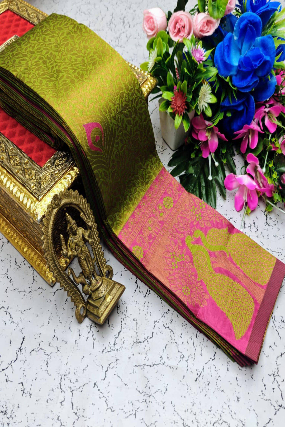 LUXEWOVEN Jacquard Woven Design Banarasi saree With Unstitched Blouse Piece ( Light Green ) LUXEWOVEN Jacquard Woven Design Banarasi saree With Unstitched Blouse Piece ( Light Green )