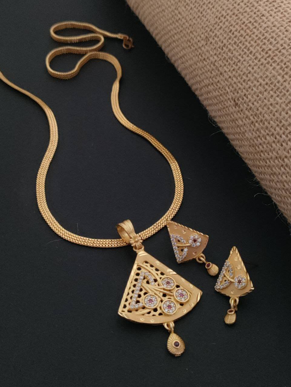     			RUPACHO SHOPPERS Gold Pendant set ( Pack of 1 )