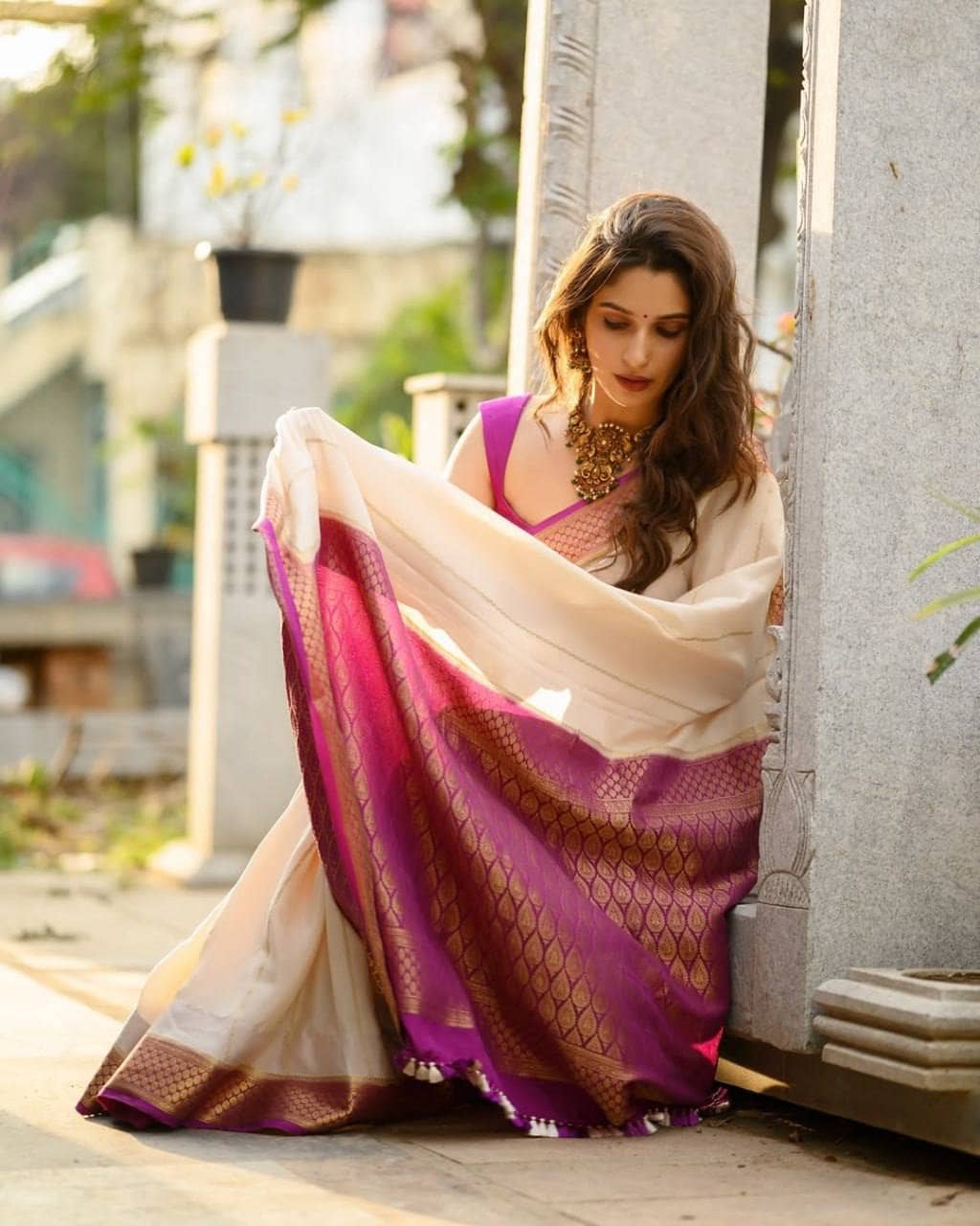 fab woven Art Silk Woven Banarasi saree With Unstitched Blouse Piece ( White ) - Sarees | Buy online on ZillyBuy