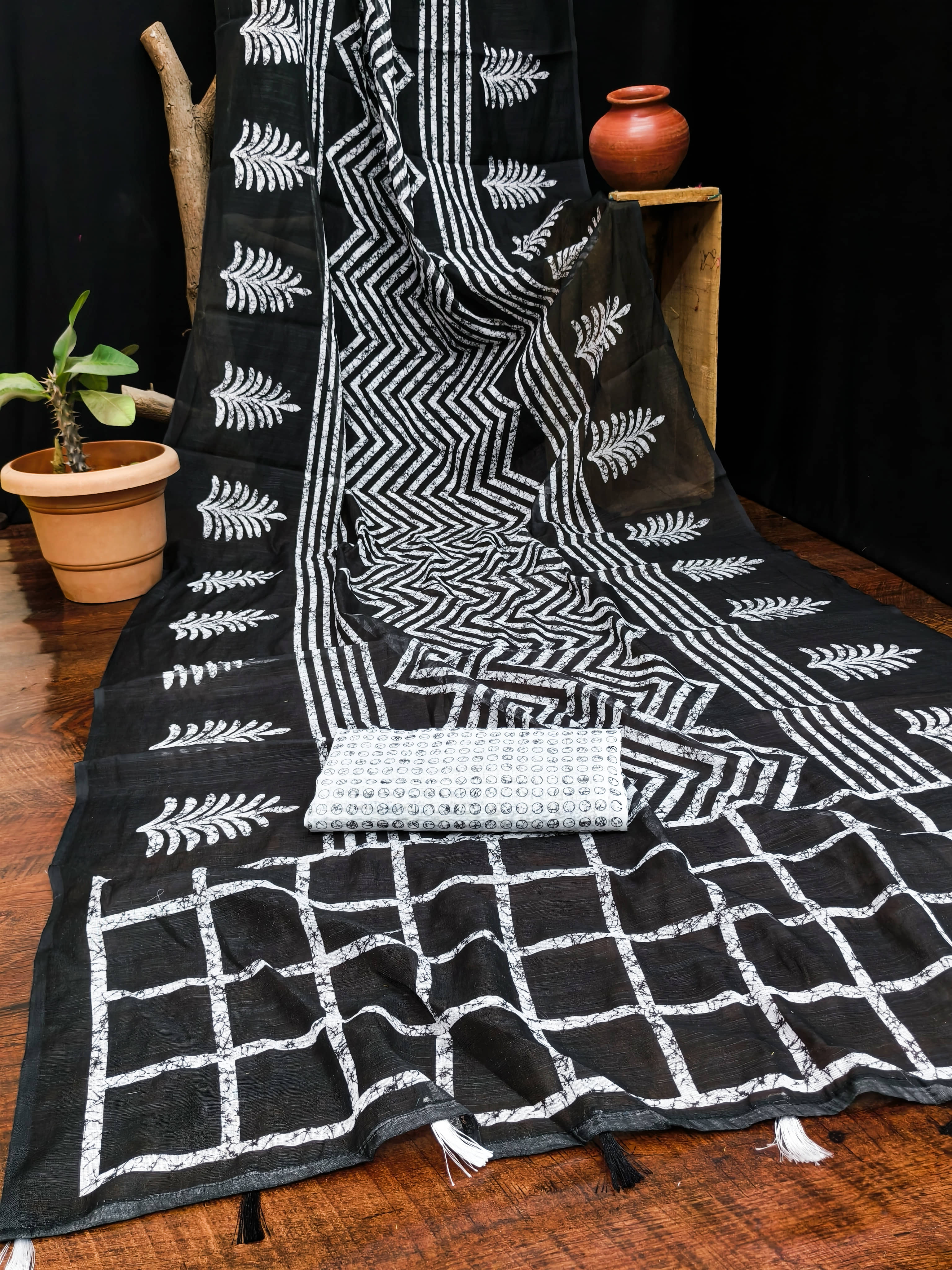 Kashvi Sarees Cotton Blend Printed Regular Saree With Unstitched Blouse Piece ( Black ) - Sarees | Buy online on ZillyBuy
