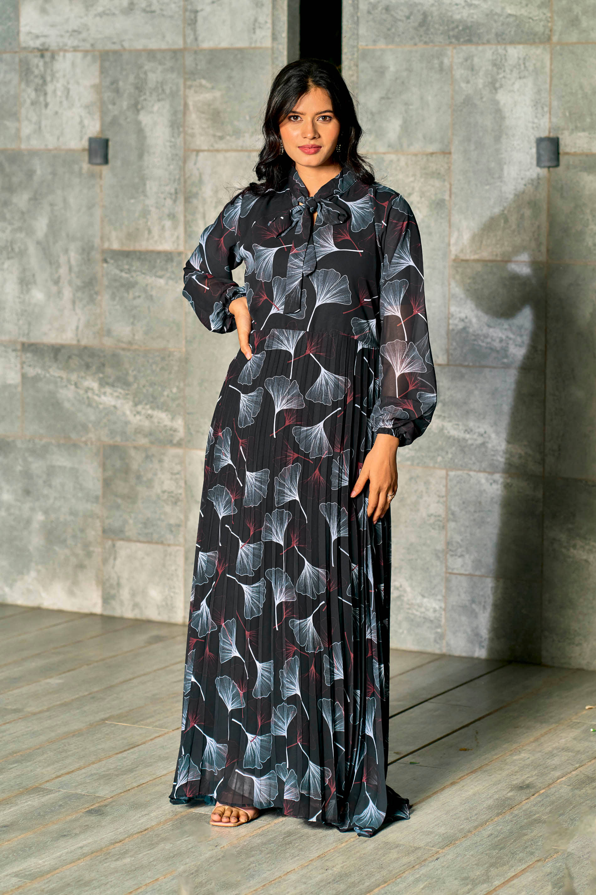 SARINKU Women Georgette Printed Gown ( Black )