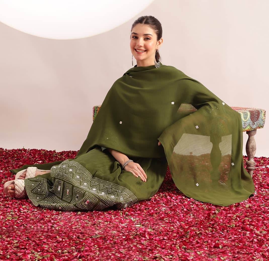 Vbuyz Women Chanderi Embroidered Flared Kurti With Pants ( Green )