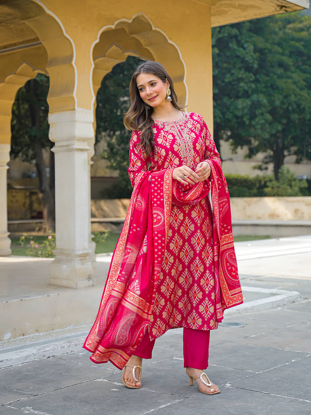 Vaamsi Women Viscose Self Design Straight Kurti With Pants ( Pink )