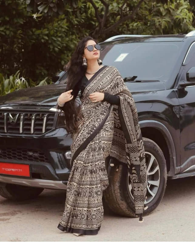 JIHANA FAB Chiffon Printed Regular Saree With Unstitched Blouse Piece ( Black ) - Sarees | Buy online on ZillyBuy