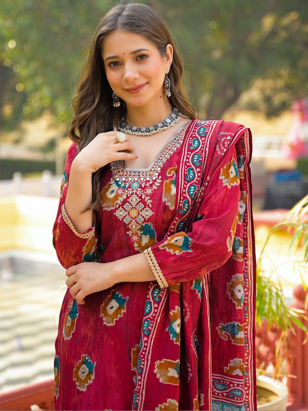 Vaamsi Women Viscose Self Design Straight Kurti With Pants ( Maroon )