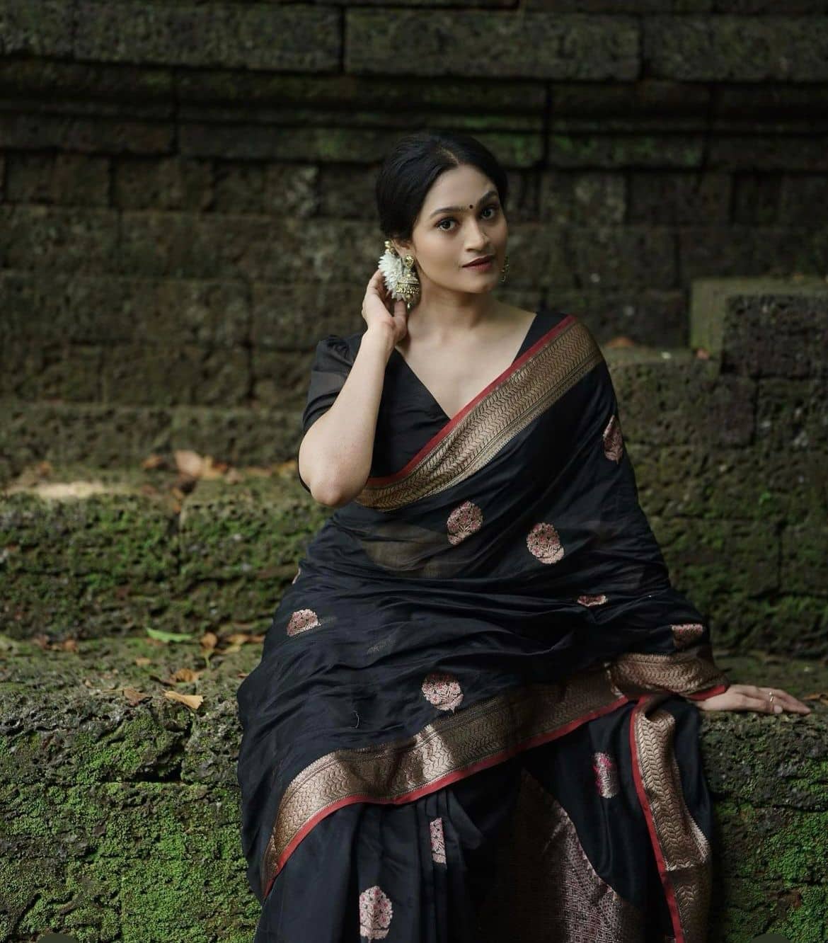 fab woven Art Silk Woven Design Banarasi saree With Unstitched Blouse Piece ( Black ) - Sarees | Buy online on ZillyBuy