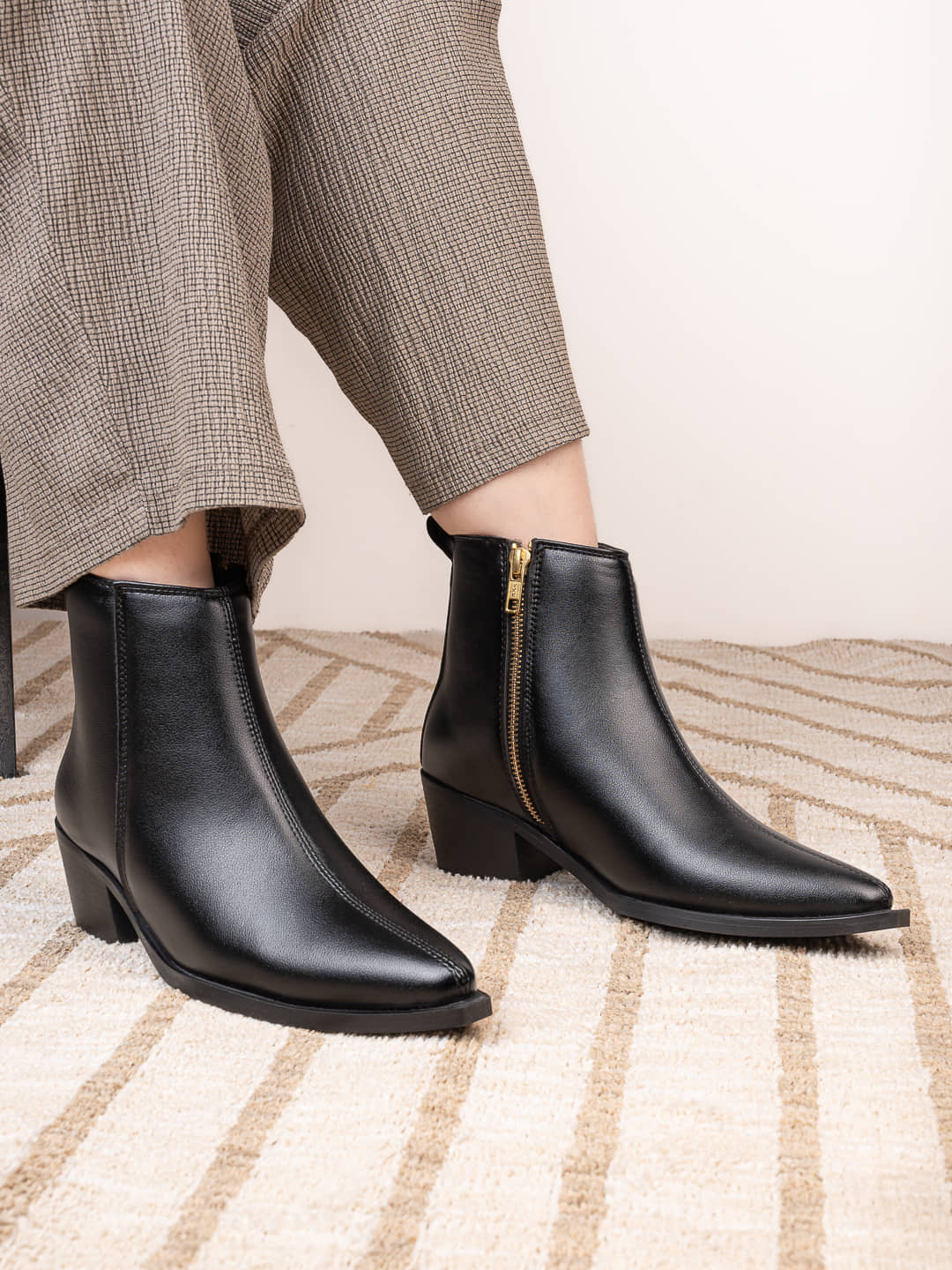 Fentacia Fentacia Women Black Chelsea Boots Black Women's Ankle Length Boots