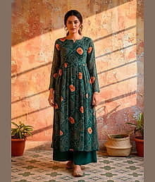 Lips Crown Women Georgette Printed Flared Kurti ( Green )
