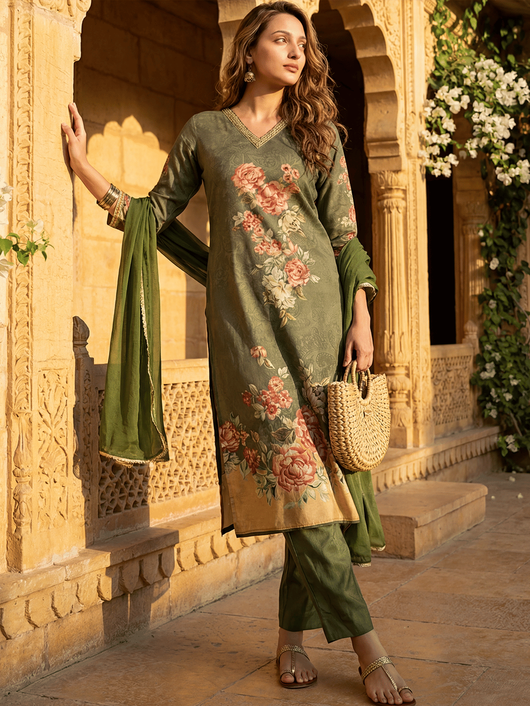 Vaamsi Women Rayon Printed Straight Kurti With Pants ( Olive )
